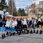 Najprv spev i riekanky, potom mal nasledovať pád Moreny z Húpacieho mosta do Váhu. | Foto: Piešťany