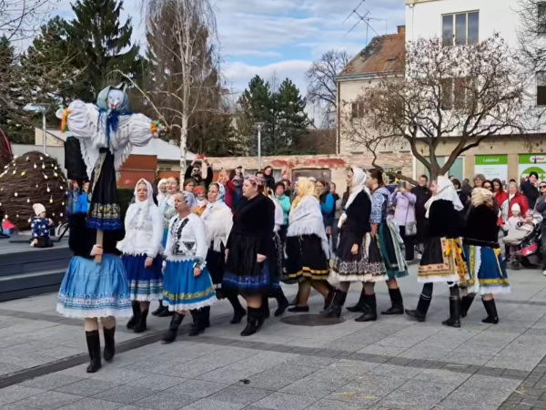 Najprv spev i riekanky, potom mal nasledovať pád Moreny z Húpacieho mosta do Váhu. | Foto: Piešťany