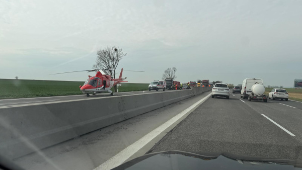 Nehoda na D1 pri Voderadoch smerom na Trnavu | Foto: Trnavské rádio