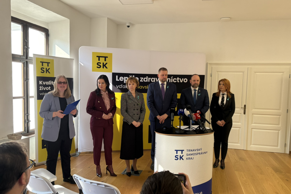 Zástupcovia ministerstva zdravotníctva, trnavskej župy a škôl pripomenuli dôležitosť prevencie a očkovania proti vírusu HPV | Foto: Michaela Martišíková, redakcia