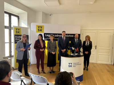 Zástupcovia ministerstva zdravotníctva, trnavskej župy a škôl pripomenuli dôležitosť prevencie a očkovania proti vírusu HPV | Foto: Michaela Martišíková, redakcia