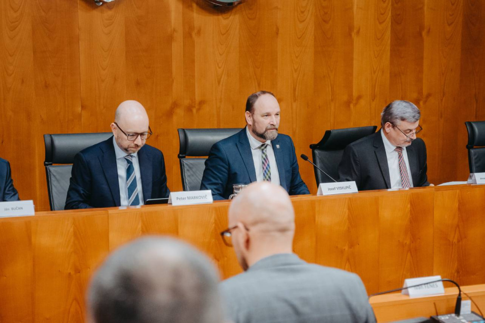 Župní poslanci na zasadnutí