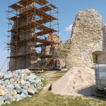Stav južnej steny západného paláca počas opravy | Zdroj: Podbranč