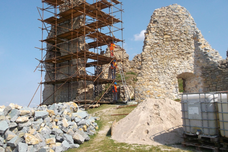Stav južnej steny západného paláca počas opravy | Zdroj: Podbranč
