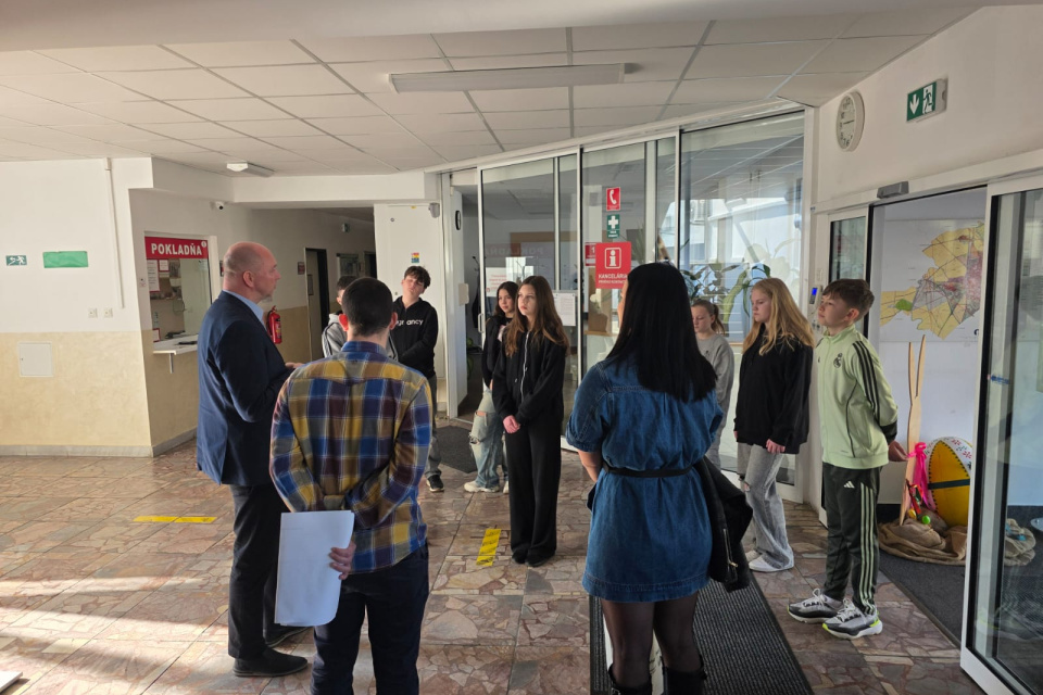 Mladí zo Serede na mestskom úrade | Zdroj: Mesto Sereď