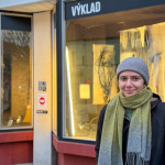 Výtvarníčka Ľudmila Hubová Machová pred Galériou Výklad (27. 3. 2026) | Foto: dv