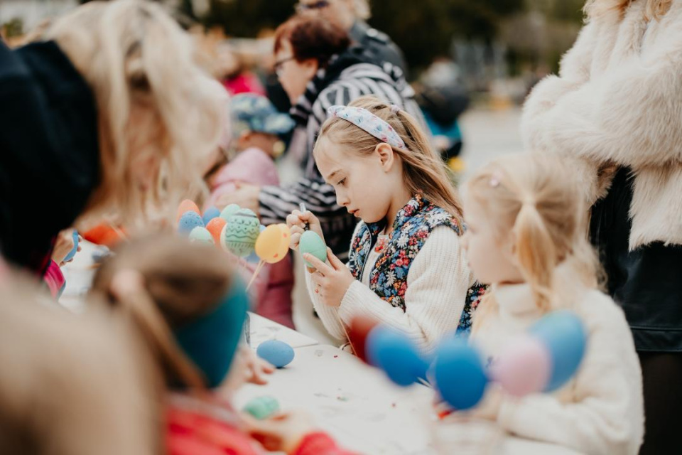 Zdobenie vajíčok počas podujatia Na Kvetnú nedzelu v Trnave | Zdroj: Zaži v Trnave