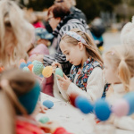 Zdobenie vajíčok počas podujatia Na Kvetnú nedzelu v Trnave | Zdroj: Zaži v Trnave