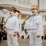 Chlapci so šibákmi v Trnave  | Zdroj: Zaži v Trnave