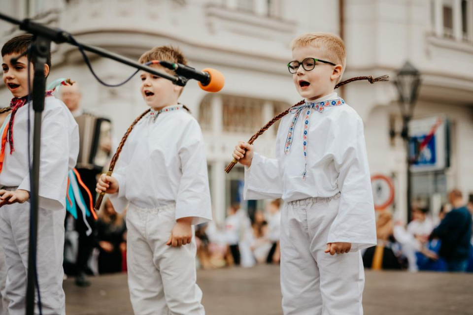 Chlapci so šibákmi v Trnave  | Zdroj: Zaži v Trnave