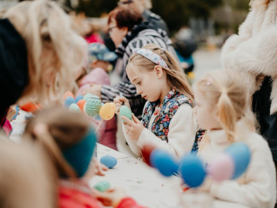 Zdobenie vajíčok počas podujatia Na Kvetnú nedzelu v Trnave | Zdroj: Zaži v Trnave