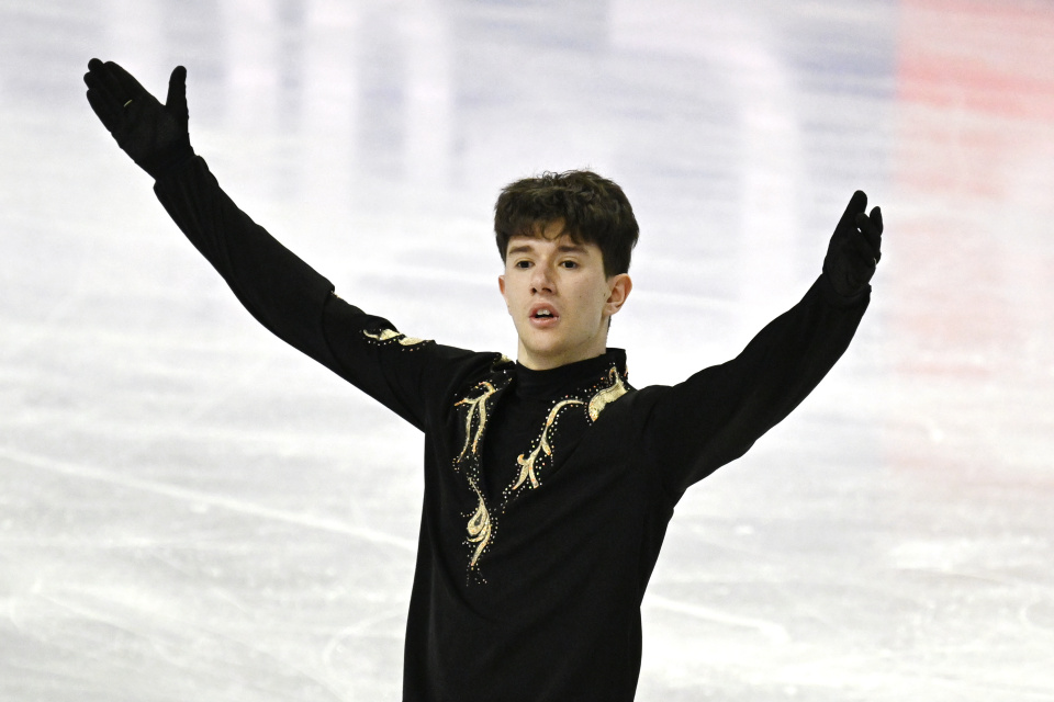 Adam Hagara pozdravuje divákov po ukončení voľnej jazdy mužov | Zdroj: TASR