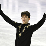 Adam Hagara pozdravuje divákov po ukončení voľnej jazdy mužov | Zdroj: TASR