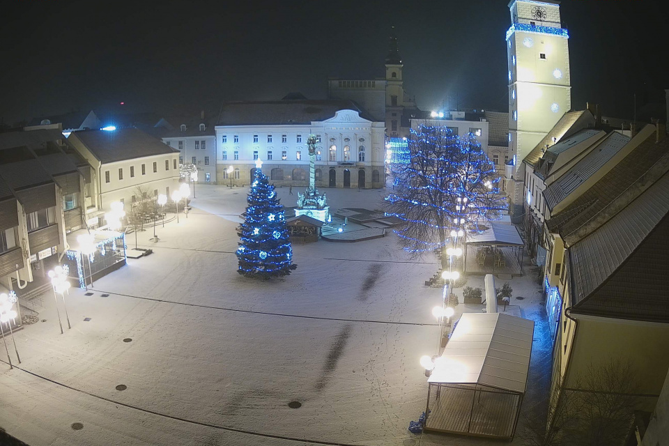 Nočné sneženie v Trnave. | Zdroj: heso-com.sk