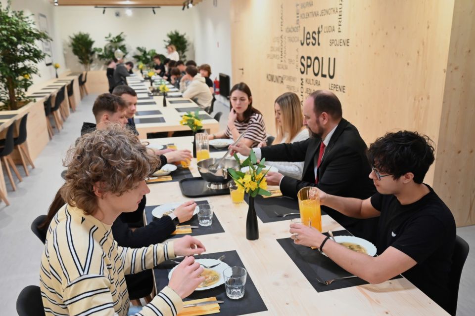 Novinku otvorili zjeme s hovädzím vývarom. | Foto: SPŠD 