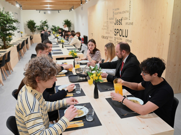 Novinku otvorili zjeme s hovädzím vývarom. | Foto: SPŠD 