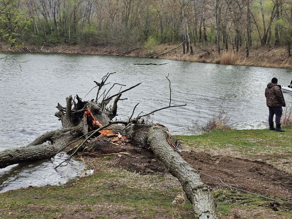 Rybári upozorňujú na potrebu udržiavať revíry čisté a bez odpadu. | Foto: Slovenský rybársky zväz, miestna organizácia Hlohovec