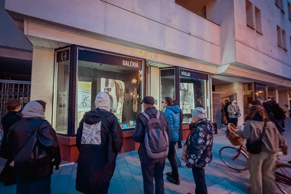 Vernisáž výstavy Okraje a praskliny v Trnave (27. 3. 2026) | Foto: dv