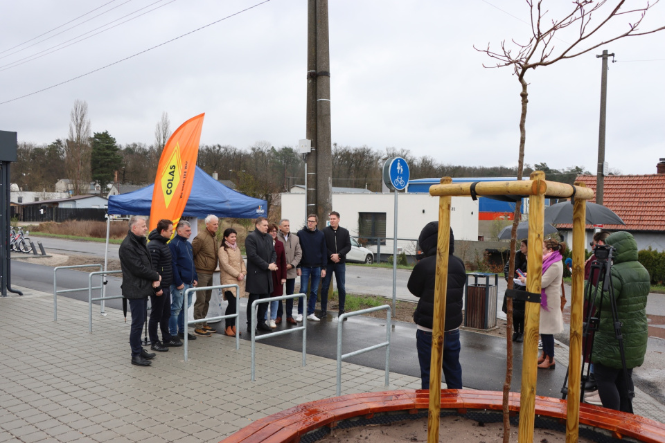 Otvorenia cyklotrás sa zúčastnili primátor a zástupca primátora Senice, starostovia dotknutých obcí, zástupcovia realizátorských spoločností, projektová manažérka a vedúci Oddelenia dopravy a výstavby Mestkého úradu Senica | Zdroj: TS mesta Senica  