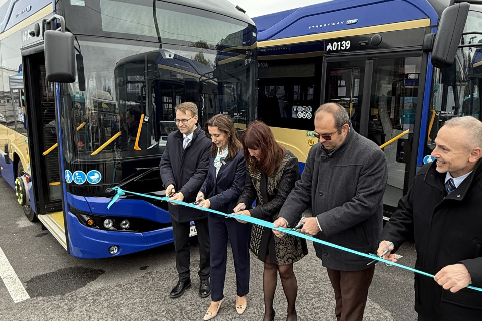 Hoci elektrobusy už jazdia, symbolické prestrihnutie pásky bolo dnes. | Foto: ARRIVA