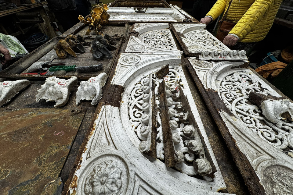 Pokračujú reštaurátorské práce na meteostĺpe, výsledok obnovy uvidíme už tento rok | Zdroj: optimisti.sk 