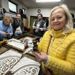 Zatiaľ odstránili staré nátery a poškodené časti stĺpa | Zdroj: optimisti.sk