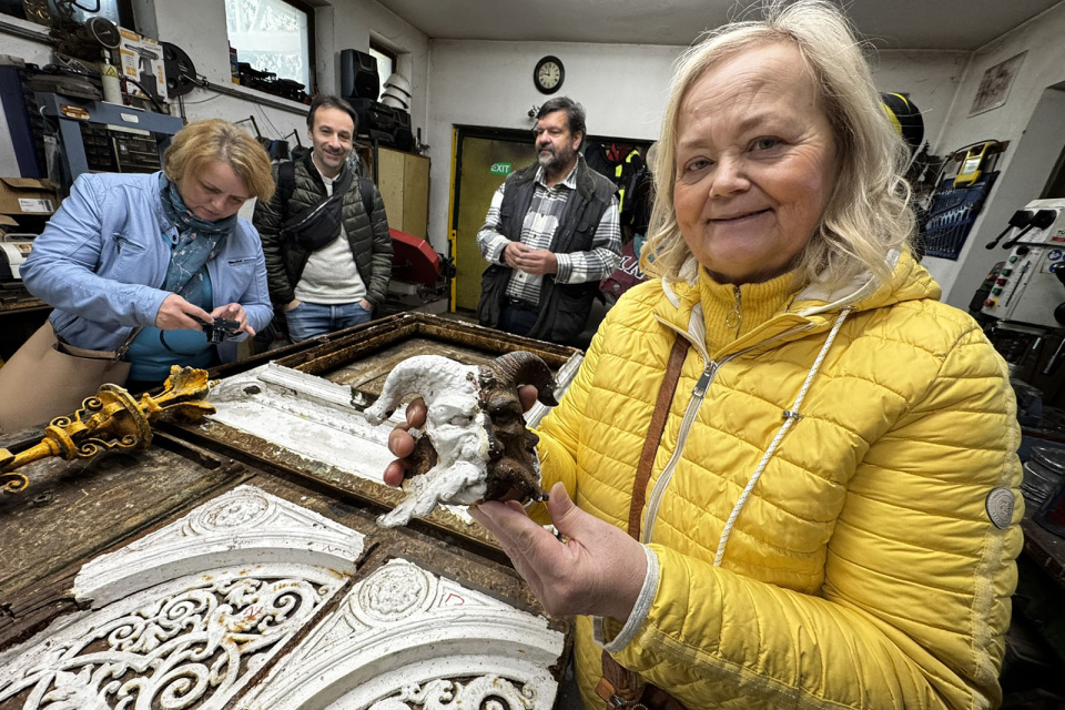 Zatiaľ odstránili staré nátery a poškodené časti stĺpa | Zdroj: optimisti.sk