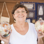 Trnavčanka Viera Harmatová sa venuje zdobeniu kraslíc aj v súčasnosti | Zdroj: retradycja.eu 