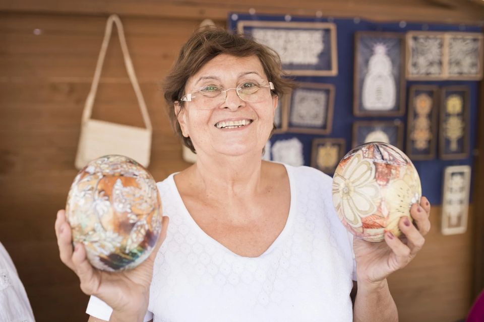 Trnavčanka Viera Harmatová sa venuje zdobeniu kraslíc aj v súčasnosti | Zdroj: retradycja.eu 