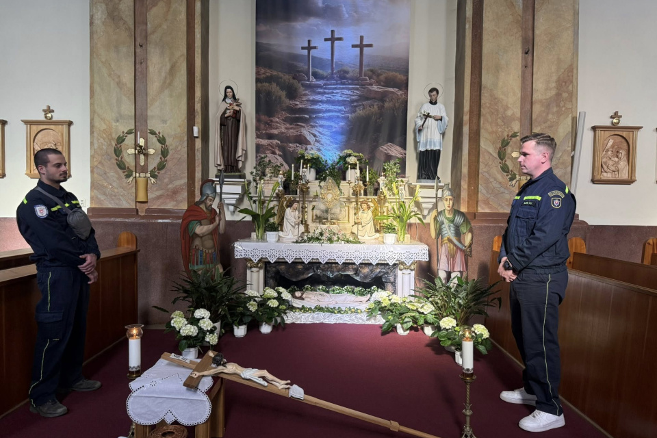 Stráž dobrovoľných hasičov pri Božom hrobe. | Foto: DHZ Chtelnica