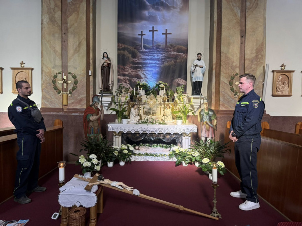 Stráž dobrovoľných hasičov pri Božom hrobe. | Foto: DHZ Chtelnica