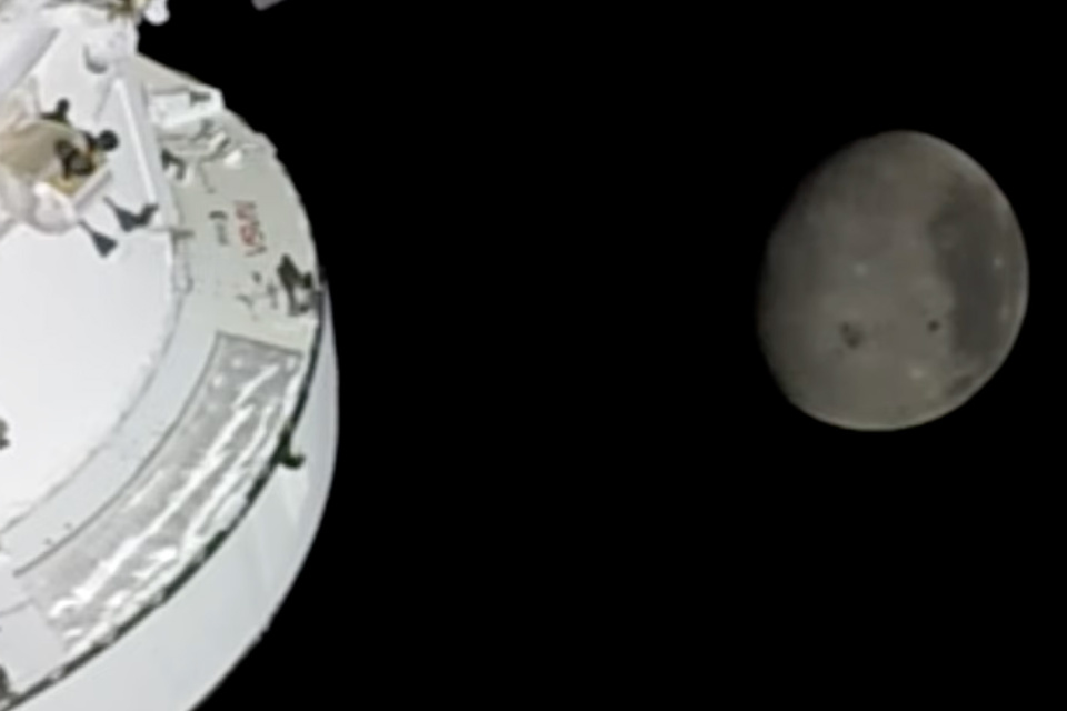 Pohľad na Mesiac z lode Integrity. | Zdroj: NASA