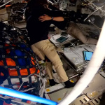 Objímajúca sa posádka po prekonaní rekordu. | Zdroj: NASA