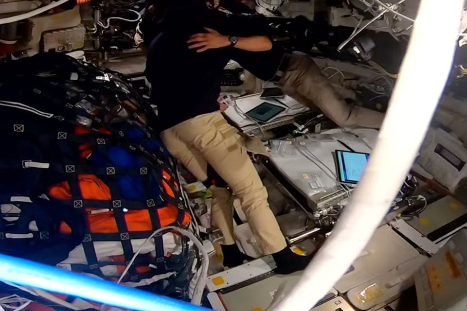 Objímajúca sa posádka po prekonaní rekordu. | Zdroj: NASA