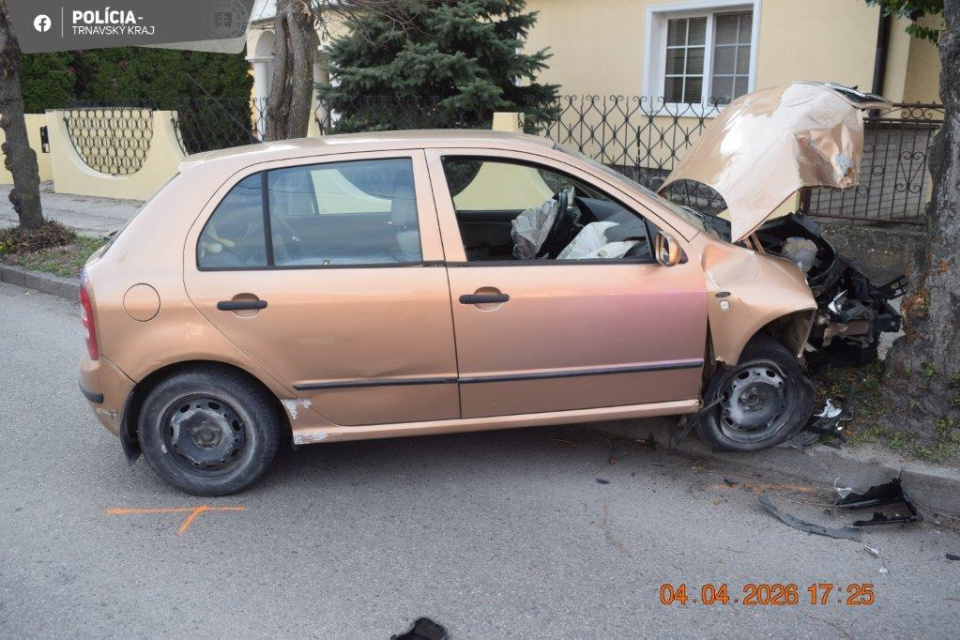 Fotografie zachytávajú dopravnú nehodu 59 ročného vodiča v meste Dunajská Streda. | Foto: KRPZTT