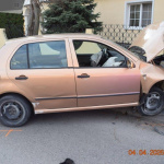 Fotografie zachytávajú dopravnú nehodu 59 ročného vodiča v meste Dunajská Streda. | Foto: KRPZTT