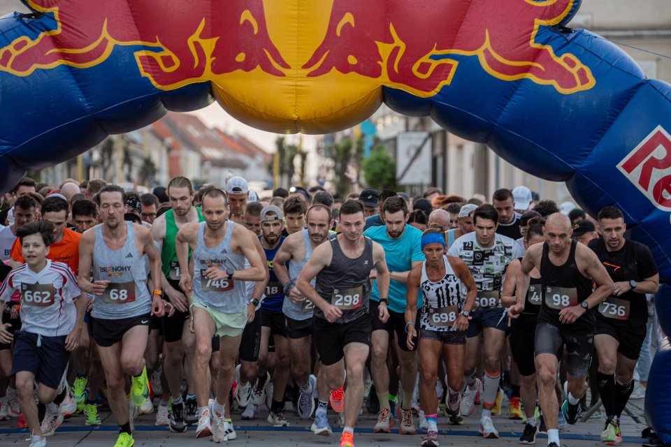 Bežci vyrazia o 20.00 hod. z Trojičného námestia | Zdroj: UCM Night Run