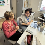 Zamestnanci knižnice poradia, ako na technológie | Zdroj: Záhorská knižnica Senica 