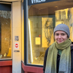 Výtvarníčka Ľudmila Hubová Machová pred Galériou Výklad (27. 3. 2026) | Foto: dv