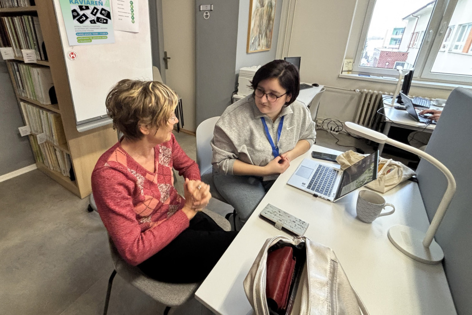 Zamestnanci knižnice poradia, ako na technológie | Zdroj: Záhorská knižnica Senica 