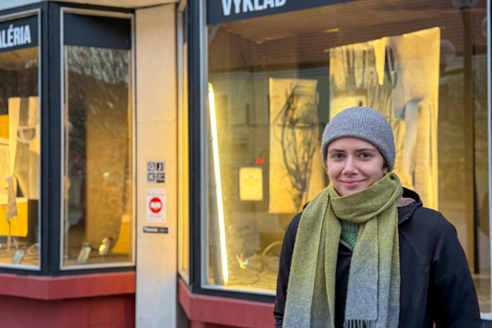 Výtvarníčka Ľudmila Hubová Machová pred Galériou Výklad (27. 3. 2026) | Foto: dv