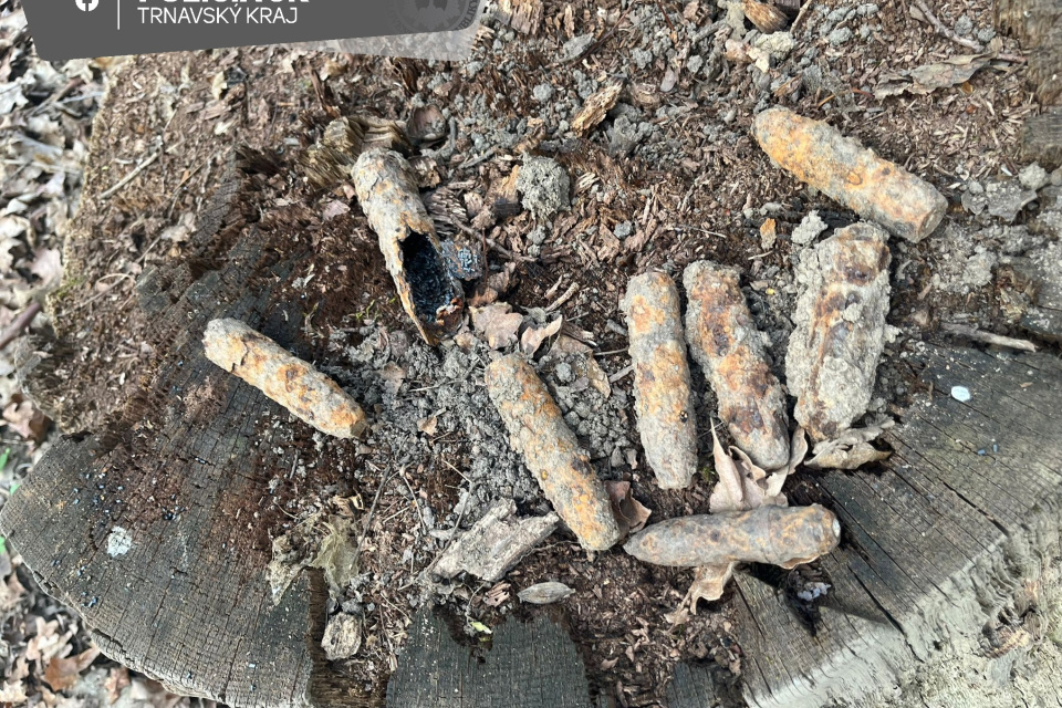 Polícia upozorňuje, že pri náleze nebezpečných predmetov treba okamžite volať na číslo 158. | Foto: Polícia SR - Trnavský kraj