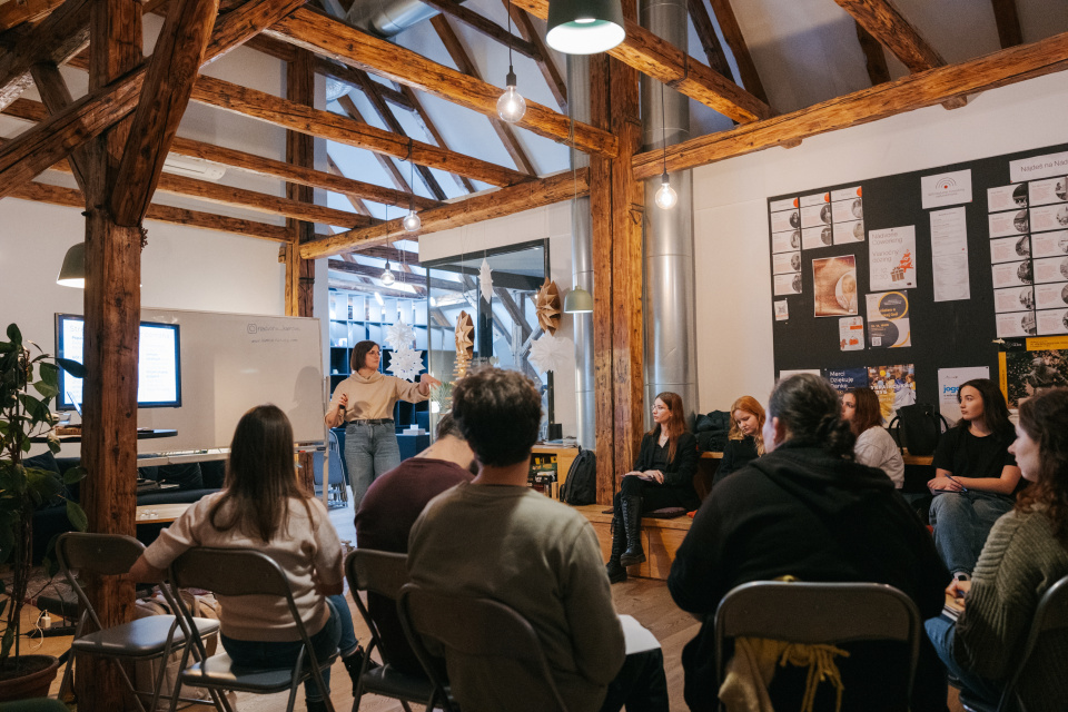 Súčasťou štipendia sú aj workshopy a mentoring, vďaka ktorým získavajú študenti nové vedomosti aj pracovné skúsenosti | Zdroj: KAMPUS, TS 