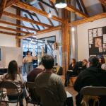 Súčasťou štipendia sú aj workshopy a mentoring, vďaka ktorým získavajú študenti nové vedomosti aj pracovné skúsenosti | Zdroj: KAMPUS, TS