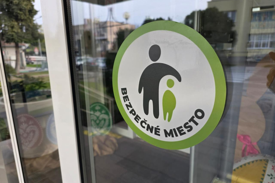 Označenie Bezpečné miesto | Zdroj: Mesto Sereď