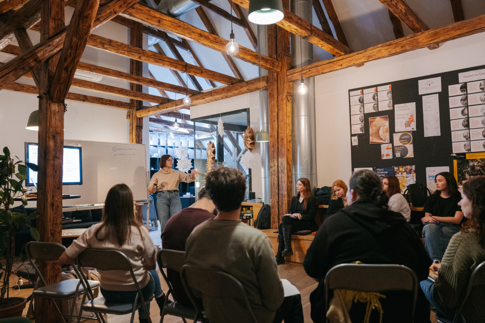 Súčasťou štipendia sú aj workshopy a mentoring, vďaka ktorým získavajú študenti nové vedomosti aj pracovné skúsenosti | Zdroj: KAMPUS, TS