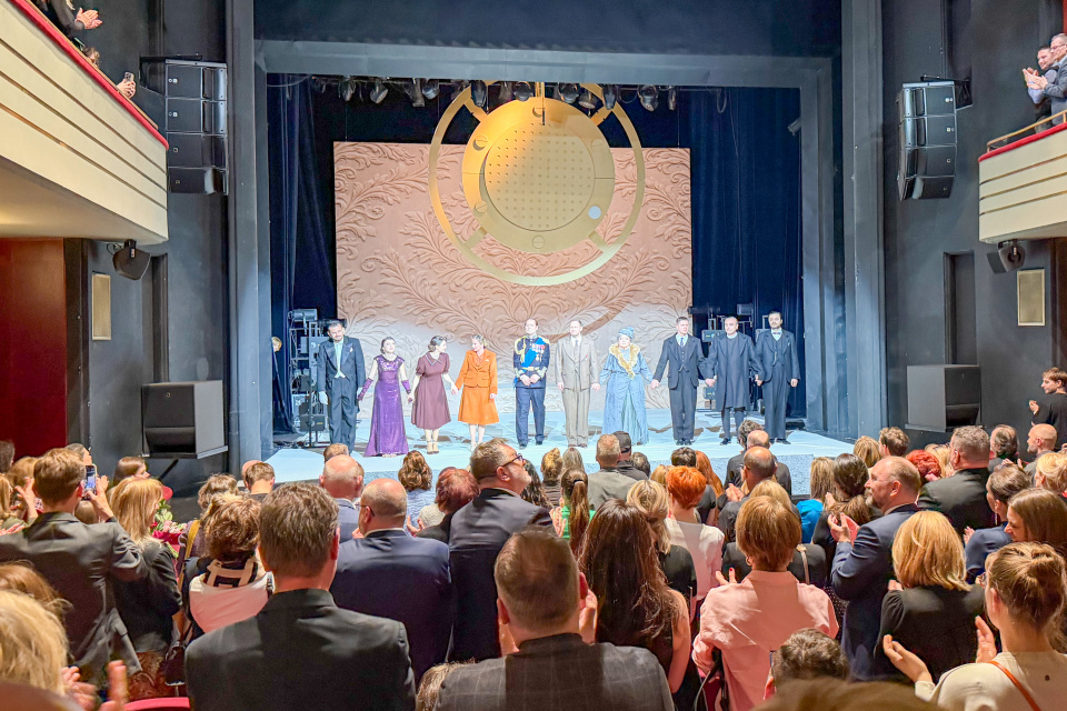 Záverečná klaňačka a potlesk v plnom župnom divadle. | Foto: dv, red.