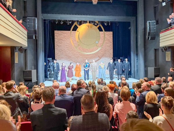 Záverečná klaňačka a potlesk v plnom župnom divadle. | Foto: dv, red.