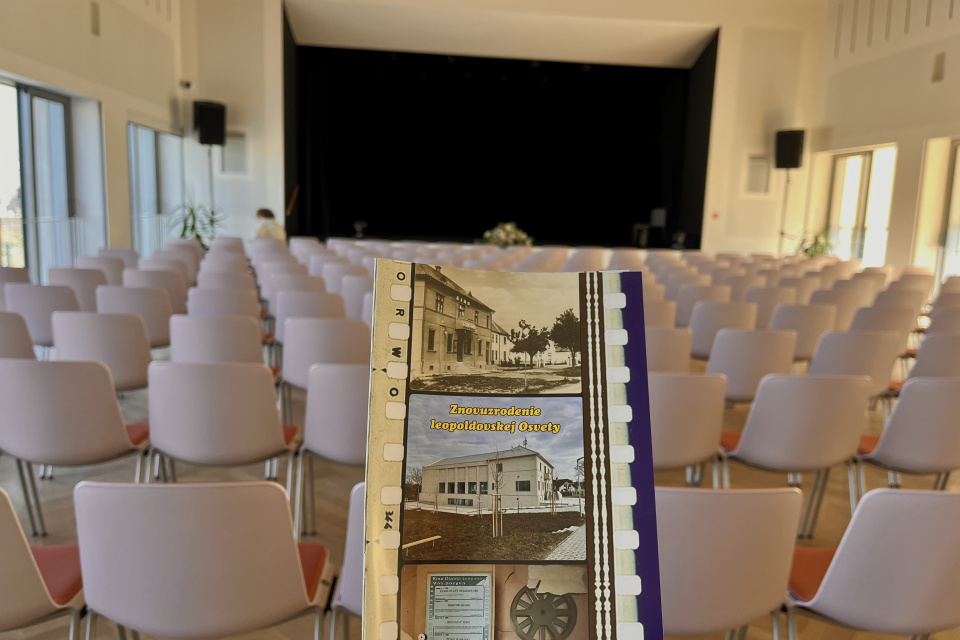 V sále nechýba nové premietacie plátno | Zdroj: Trnavské rádio