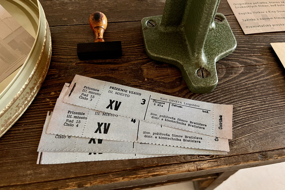 Uvidieť sme mohli aj výstavu zachovalých dobových predmetov z bývalého kina | Zdroj: Trnavské rádio